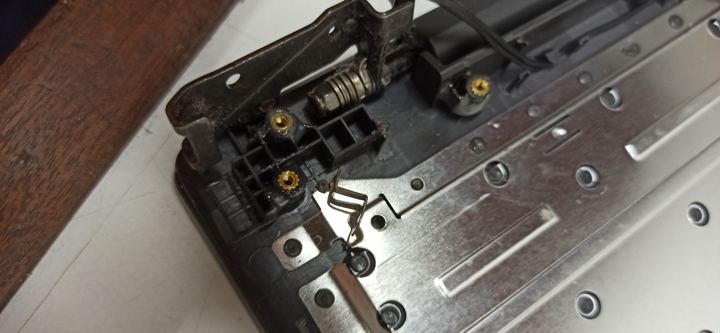 Reparación de la bisagra de un portátil en el taller de IAFIDI