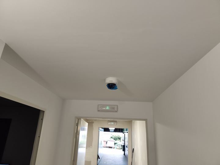 Cámara domo de videovigilancia instalada por IAFIDI